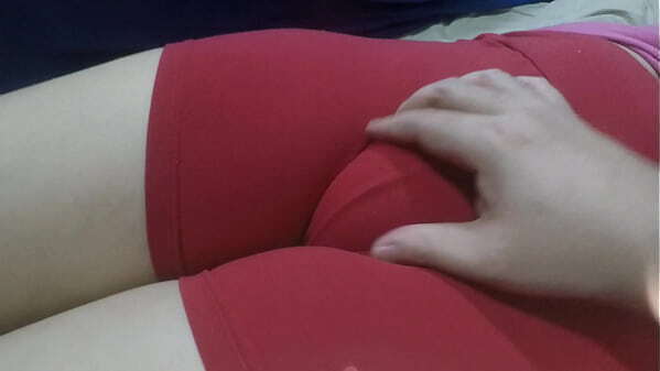 Novinha bucetuda shortinho socado deixando apertar pacote Inmymound