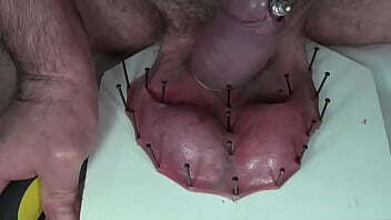 scrotum clou&eacute_