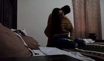 Mientras marido trabaja ella disfruta