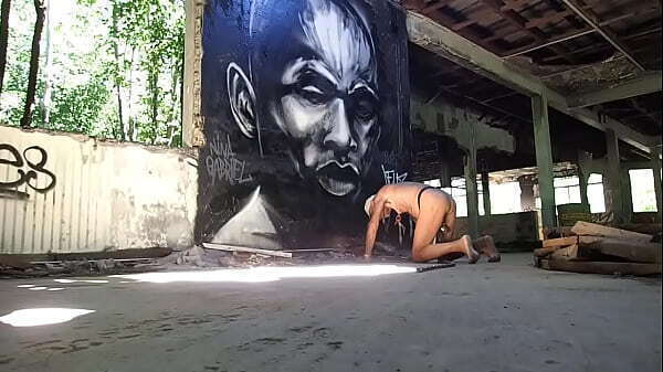 bdsm seul dans hangar publique abandonn&eacute_