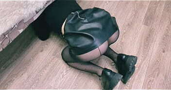 Fodendo ela presa na bunda enquanto ela est&aacute_ presa na cama