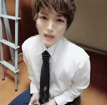 メガネ男子のオナニー！勉強中に我慢できずに大量射精！013