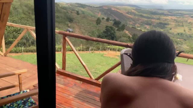  ESPOSA SE ESCAPA CON SU AMANTE Y ES FOLLA EN LA CABAÑA DE LA MONTAÑA 