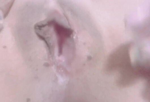 【ピンクまんこ】くぱぁして中のグロテスクな部分まで丸見え　イキそうなのを我慢していやらしいマン汁垂れ流し　キツキツまんこにおちんぽ挿れてください日本人素人ど変態オナニー④