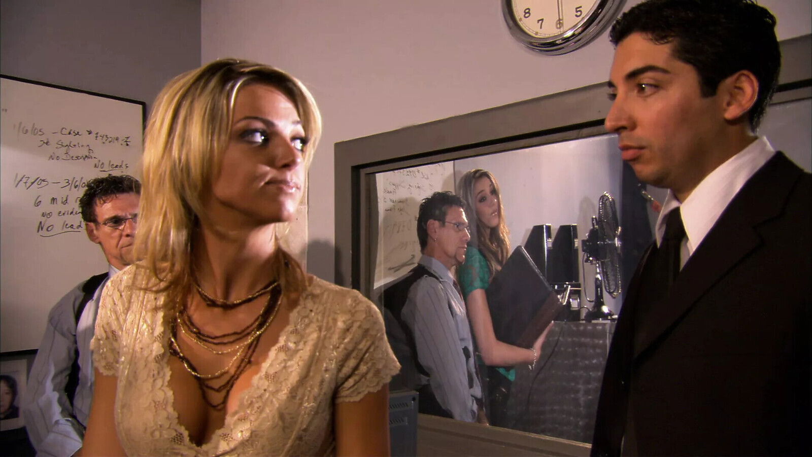 Polizist fickt seine geile Kollegin Dusche