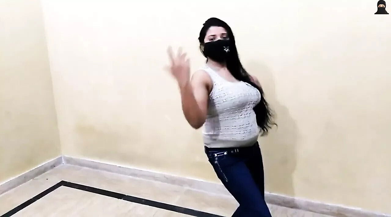 KUNDI KHOLN SABA SEXY PAKI DANCE