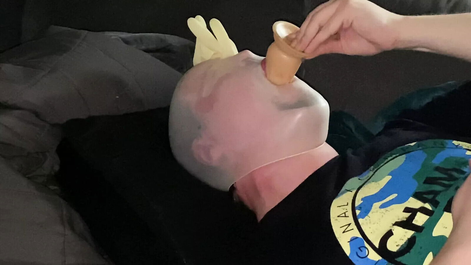 second Breathplay. Latex Glovemask Dildo suckig 26x7m