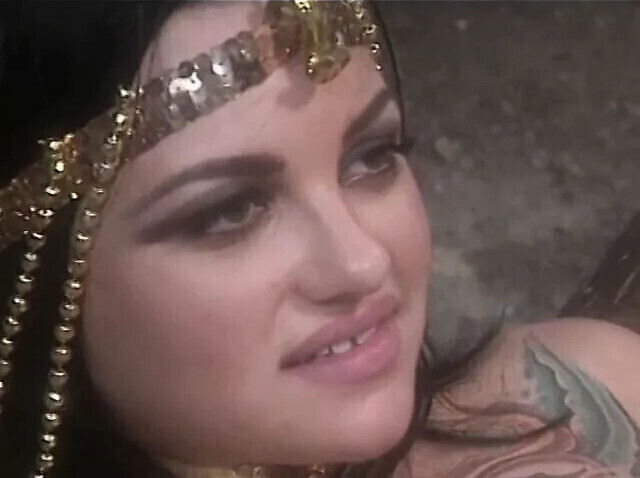 Egyptian slut sucks fucks explorer's cave