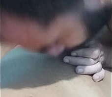 Curtindo com o garoto novinho tesudo