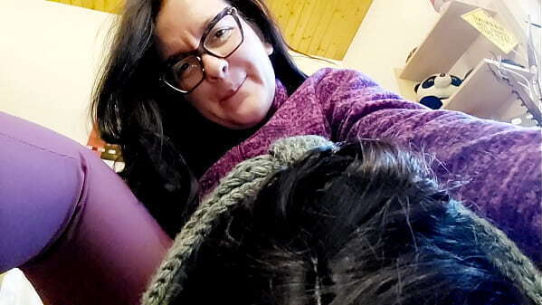 Nicoletta domina pesantemente amica costringendola annusare scoregge