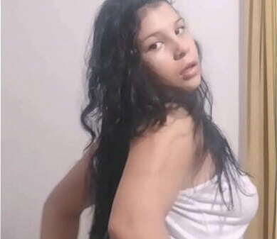 Esta chica hermosa muestra tiene bajo ropa. Par&aacute_ jales ella