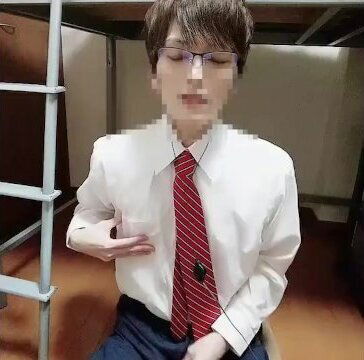 イケメンメガネ社員が仕事中に我慢できずに乳首オナニー！016