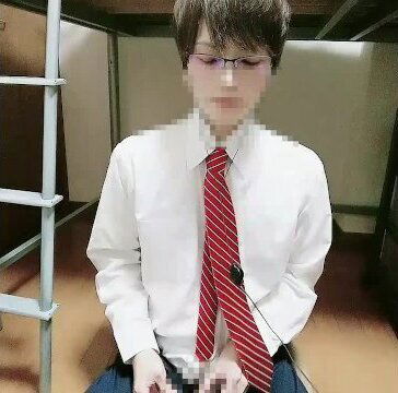 イケメンメガネ社員のオナニー！仕事中に我慢できずに大量射精！017