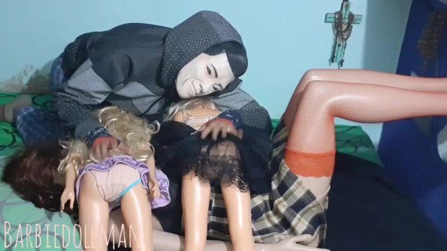 hermanastras rubias posando divirtiéndose cama