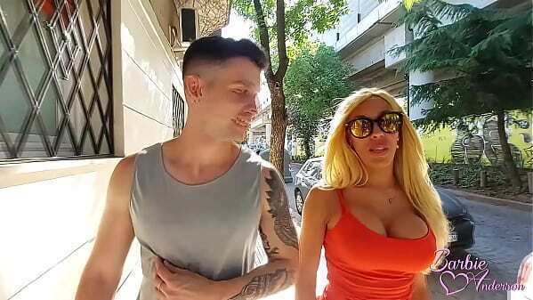 BARBIE ANDERSON TRANS QUEDA AUTO MITAD CALLE DESCONOCIDO AYUDA PAGO BUEN SEXO