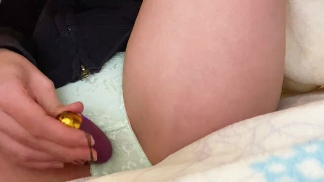 【個人撮影・リアル素人】布団の中でこっそりオナニー・ビクビク止めらんない・監督や演出一切なしのリアル