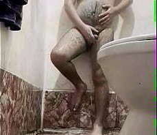 Esp&iacute_o a mi jefe oso activo en el ba&ntilde_o