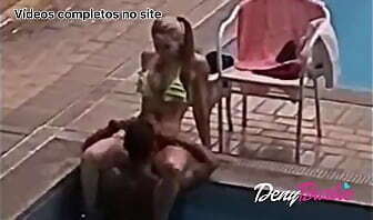 Caiu (Neg&atilde_o chupando piscina clube) video completo www.denybarbie.com.br