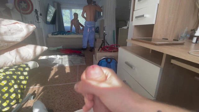 Дрочу стороны приятели ебутся