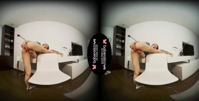 Solo redhead Rayana Bang using vibrator