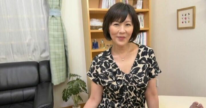 Asian mature Enshiro Hitomi enjoys playing with large