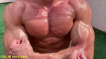 Big ripped muscle guy flexing training and showing his big toned muscles!