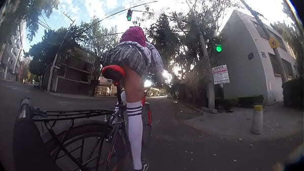 Paseo bicicleta upskirt, &iquest_Quieres mirar bajo falda?