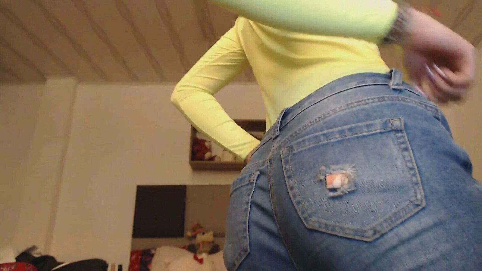 Colombian webcam girl tempts with sweetness