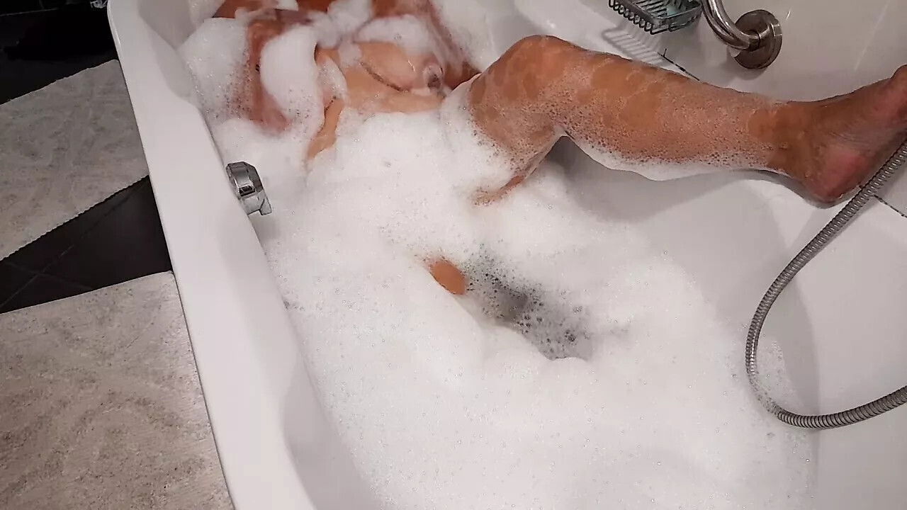 Sexy bath time play with pussy