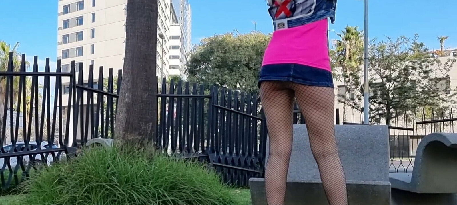 Curvy girl smoking opening legs outdoors teen heels