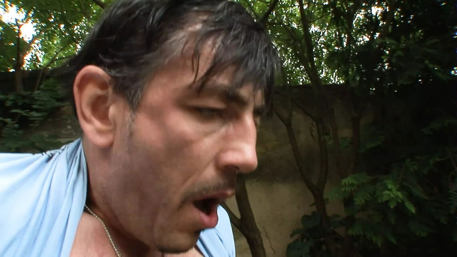 Outdoor hinterm Haus Garten gefickt