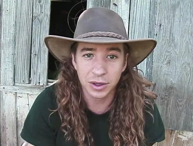 Brunette with nice gets hand shoved pussy