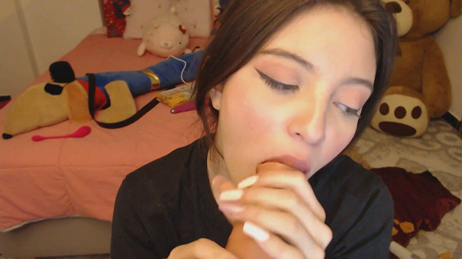 Nerdy Colombian webcam girl gives blowjob