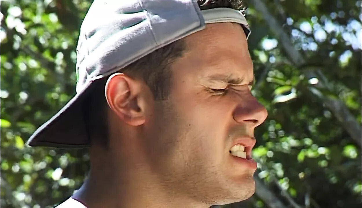 Outdoor hinterm Haus gefickt