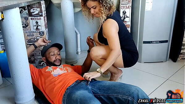 sorte para encanador achando s&oacute_ fazer reparo safada quando aquela picona n&atilde_o aguentou caiu boca dando gostoso fudedordebuceta17 COMPLETO