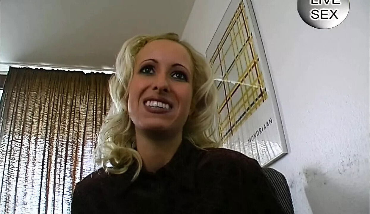 Blonde Solo Orgasmus Spielzeug