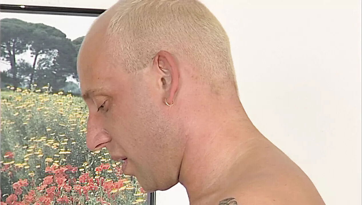 Blonde Milf wird Stefan Couch gefickt