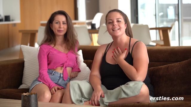 Studentinnen verwöhnen einander Dildo