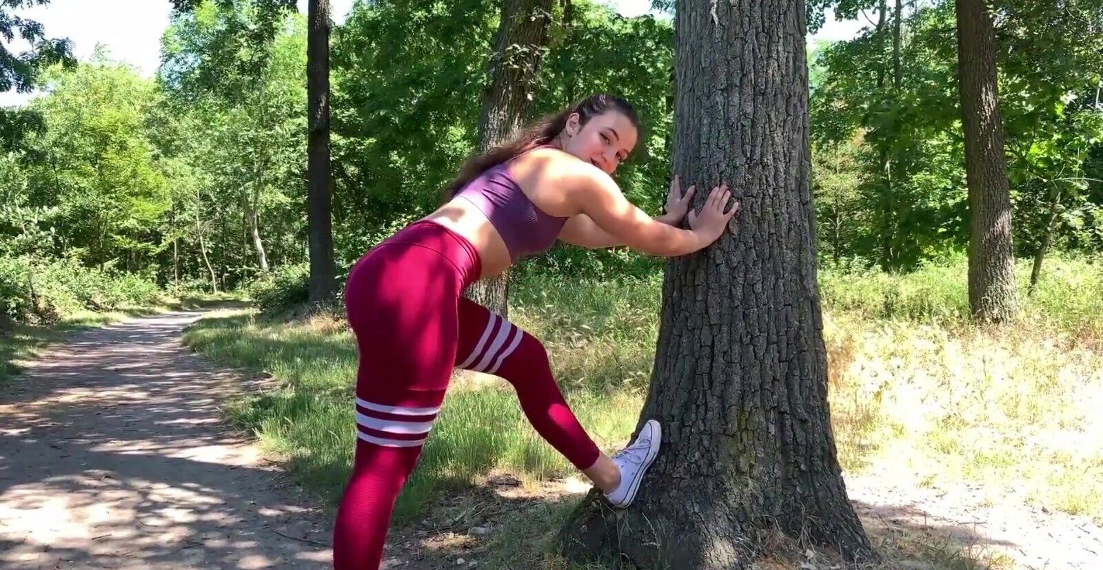 Bubble butt Lauren Walker works rides huge dick