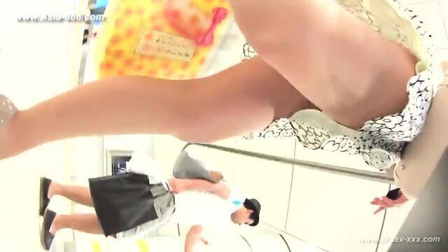 peeping chinese amateur upskirt.76
