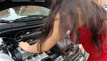 MI VECINA ME CHUPA LA POLLO POR AYUDARLA CON EL ARREGLO DE SU AUTO