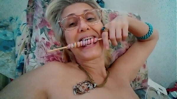 Chupando pirulito gostoso Stella Still