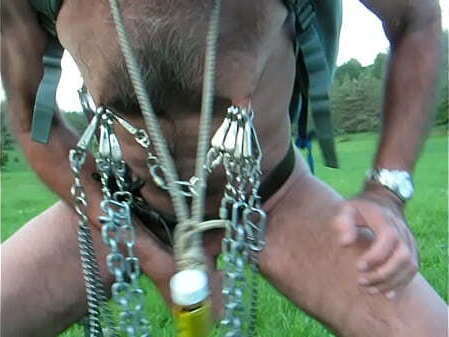 rando tres hard avec pinces tetons couilles