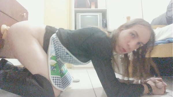 Dona casa brincando enquanto marido n&atilde_o chega