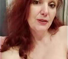 В белой ночнушки показывает свои шикарные груди и бритую киску