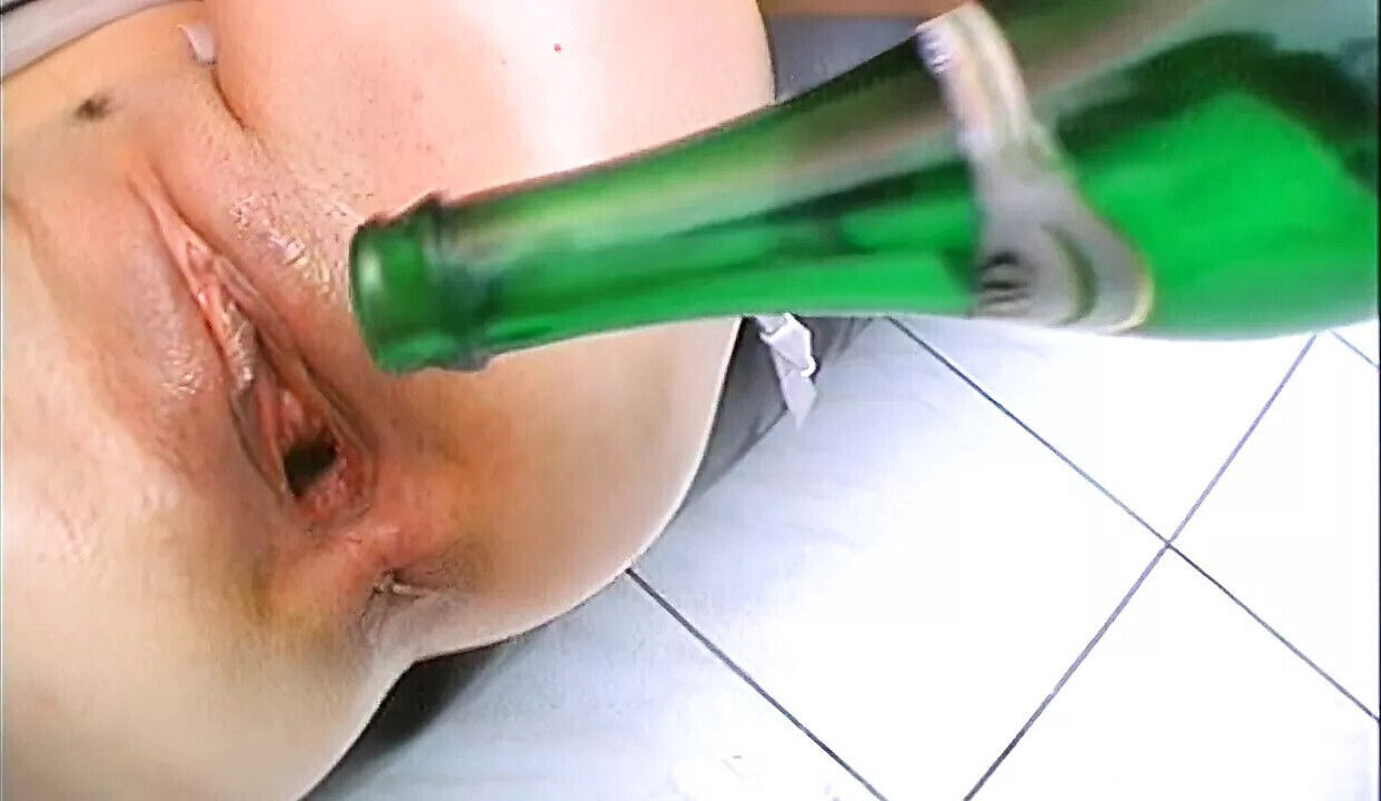 Milf sprengt sich Dildos Loecher