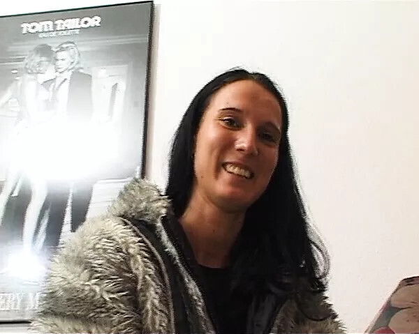 Teen Fotzen Piercing fistet sich selbst