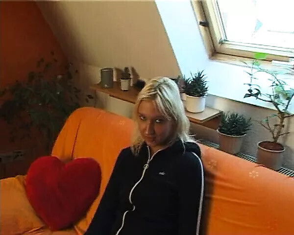 Blondes Teen rekelt sich erste Kamera