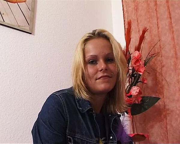 Blondes Teen macht sich geil Feeder