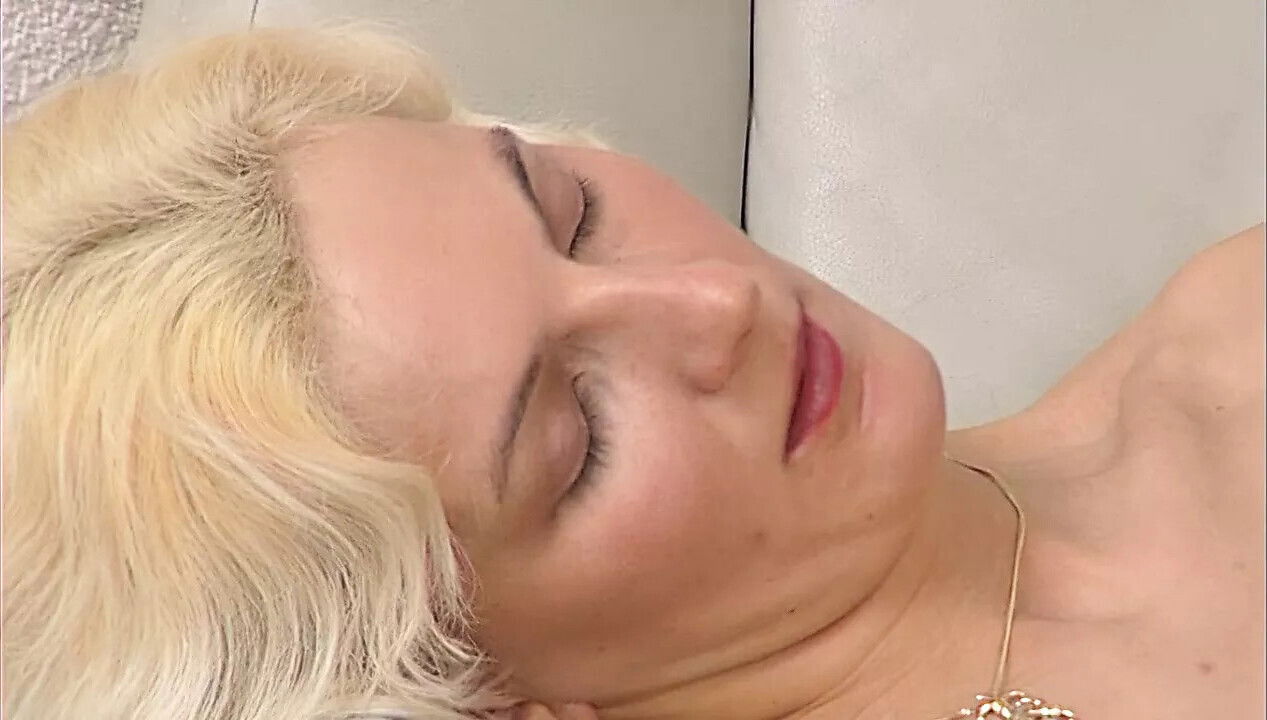 Blonde Milf wird gefingert darf Saft schlucken